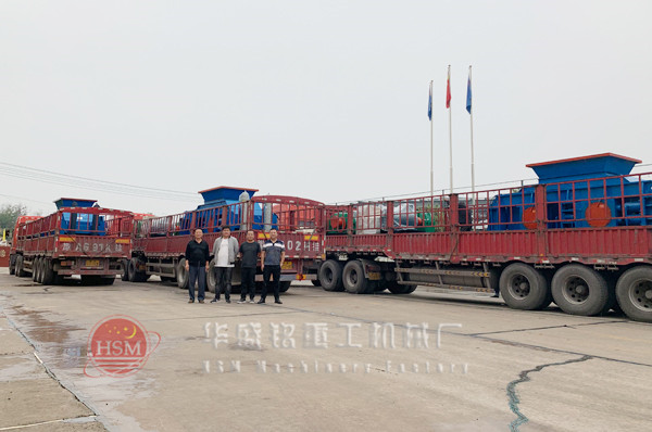 哈密客戶(hù)一次訂購(gòu)十臺(tái)1510液壓對(duì)輥破碎機(jī)前三臺(tái)發(fā)貨現(xiàn)場(chǎng)