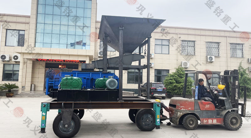 1012移動對輥破碎機(jī)時產(chǎn)量多少噸？價格多少錢一臺